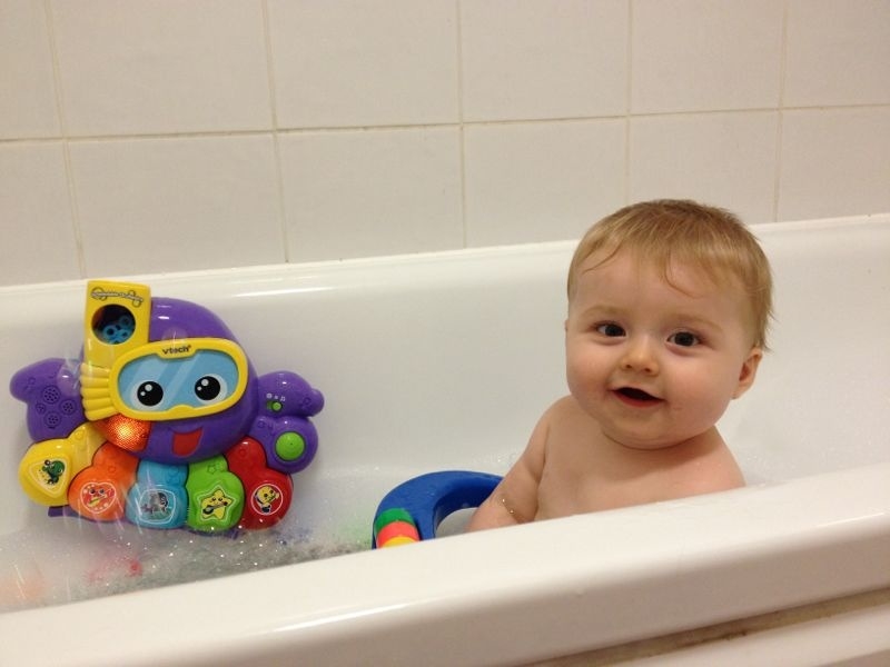 2012-12-07 22.04.58 Bathtime is fun time